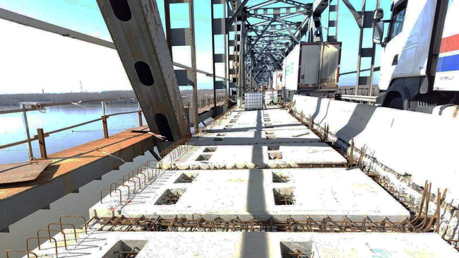 АПИ: Подменени са всички стоманобетонни пътни панели в затворения за основен ремонт 320-метров участък на Дунав мост при Русе