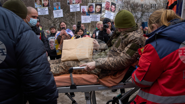 Зеленски: Посрещнахме у дома 175 военнослужещи и 7 цивилни след плен в Русия 