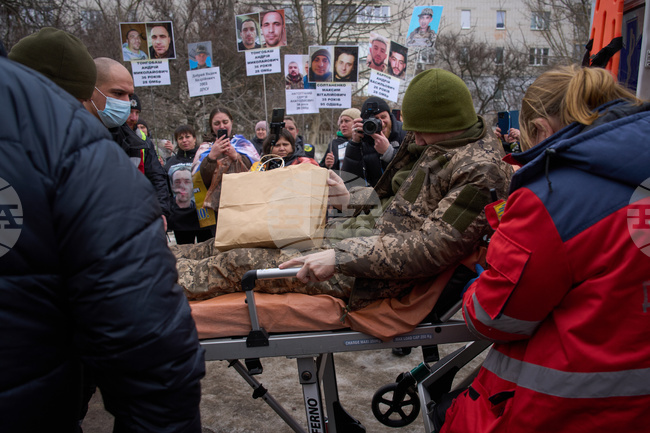 Зеленски: Посрещнахме у дома 175 военнослужещи и 7 цивилни след плен в Русия 