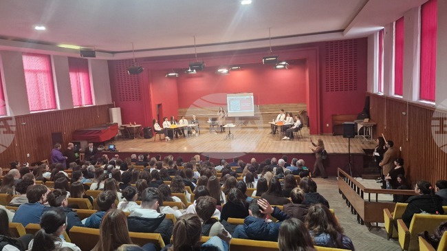 Ученици от две разградски гимназии дебатираха по темата „Бъди себе си – полезен съвет или най-големият капан“