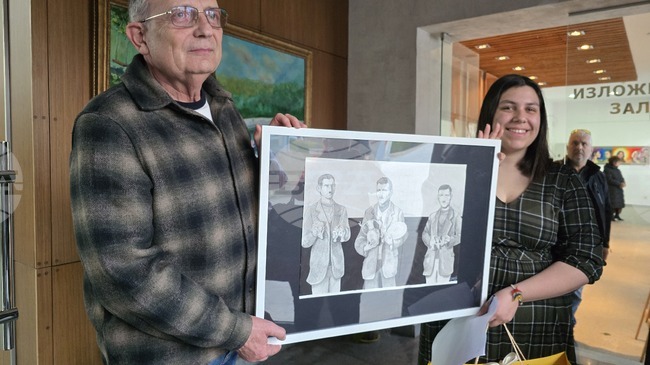 Художничката Габриела Попова подари на Историческия музей в Панагюрище картина с братя Дейкови