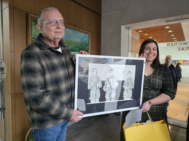 Художничката Габриела Попова подари на Историческия музей в Панагюрище картина с братя Дейкови