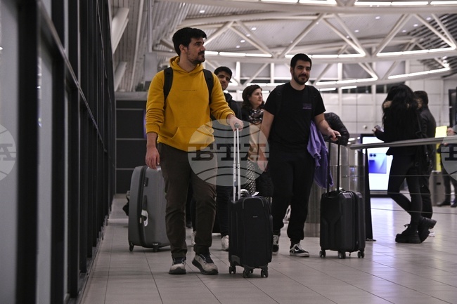 Два полета на „България Еър“ върнаха в София български туристи от Оман и Дубай 