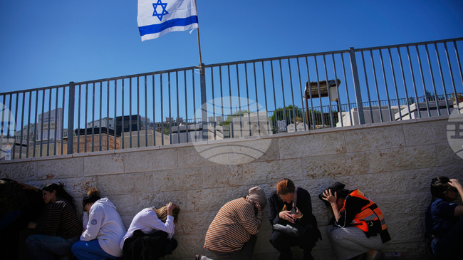 Иран каза, че е атакувал израелски градове и военновъздушна база в Йордания, в Тел Авив се чуват взривове