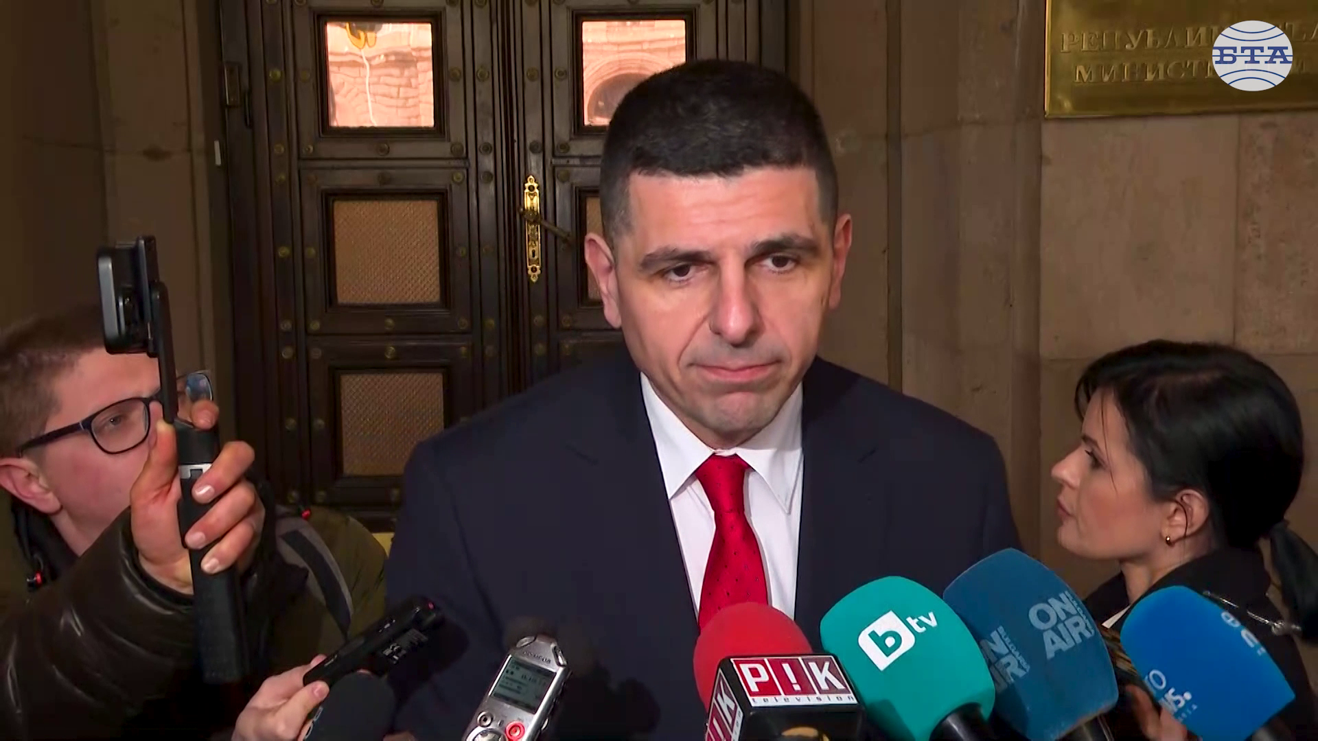 Според Ивайло Мирчев от ПП-ДБ правителството трябва да вземе мерки за потенциални мигрантски вълни и повишаващата се цена на петрола