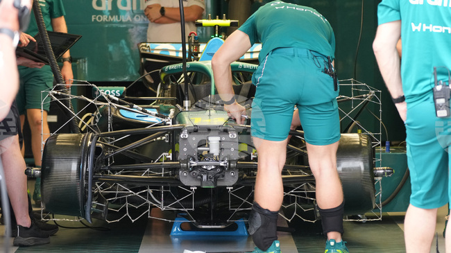 Надеждите на Астън Мартин за участие в Гран при на Австралия стават все по-малки, отборът е останал само с две батерии след тренировките