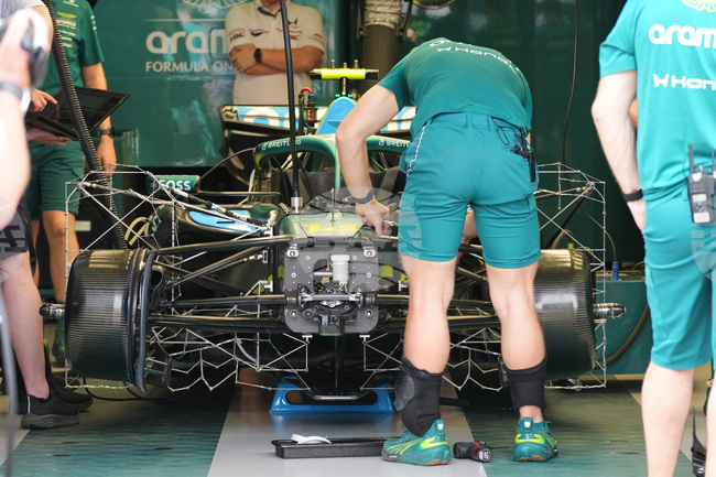 Надеждите на Астън Мартин за участие в Гран при на Австралия стават все по-малки, отборът е останал само с две батерии след тренировките