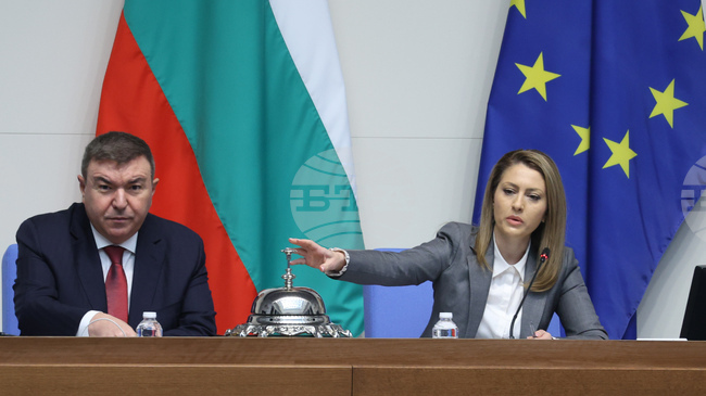 Парламентът ще изслуша днес министъра на вътрешните работи Емил Дечев относно отстраняване на лица, водещи разследването по случая „Петрохан“ 