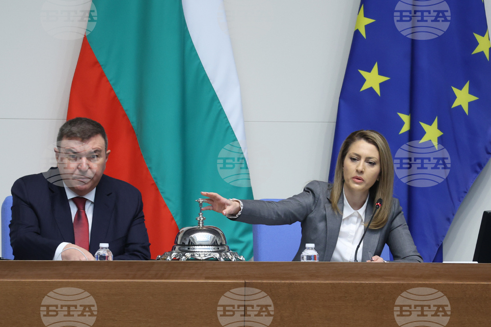 Парламентът ще изслуша днес министъра на вътрешните работи Емил Дечев относно отстраняване на лица, водещи разследването по случая „Петрохан“ 