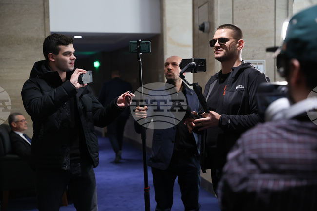 Влогърът Симон Милков беше изведен от фоайето пред пленарната зала, отнет му е допускът до парламента като журналист