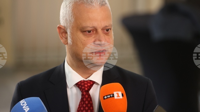 Министър Емил Дечев каза, че ще се запознае с исканията на протестиращите срещу директора на ОД на МВР - Пловдив и ще вземе решение по казуса