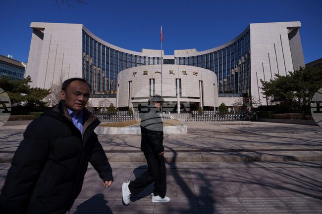 Китай трябва да балансира между ускоряващата се инфлация и нарастващите рискове за растежа, предупреди съветник на централната банка