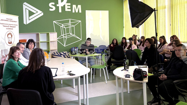 Ученици от ПТГ „Никола Вапцаров“ в Самоков създадоха училищен подкаст за живота в социалните мрежи