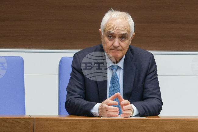 Министрите на отбраната на България и Турция са обсъдили по телефона двустранни и регионални въпроси на сигурността, съобщи турското министерство на отбраната