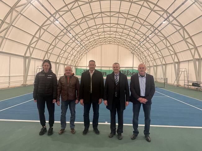 Министърът на младежта и спорта Димитър Илиев откри нов закрит тенис корт в Радомир 