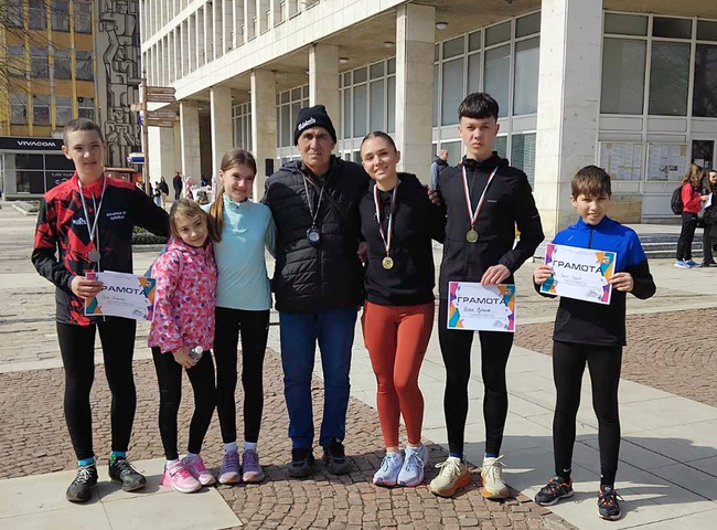 С общо 10 медала приключи зимния състезателен сезон луковитският лекоатлетически клуб „Атлетик – 90”