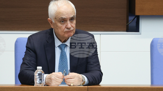 Военните самолети на летище "Васил Левски" са логистични и не могат да нанасят удари, каза служебният министър Атанас Запрянов