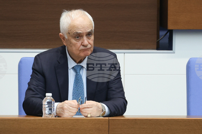 Военните самолети на летище "Васил Левски" са логистични и не могат да нанасят удари, каза служебният министър Атанас Запрянов