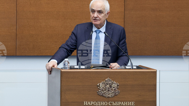 Съюзническите военнослужещи в авиационната база "Враждебна" не са повече от 335 души, каза служебният министър Атанас Запрянов 