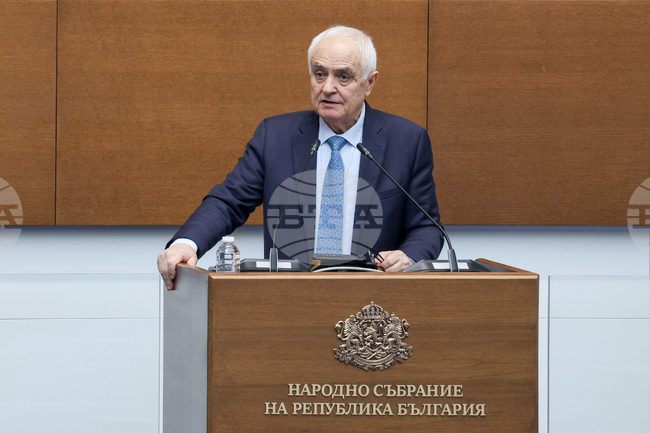 Съюзническите военнослужещи в авиационната база "Враждебна" не са повече от 335 души, каза служебният министър Атанас Запрянов 