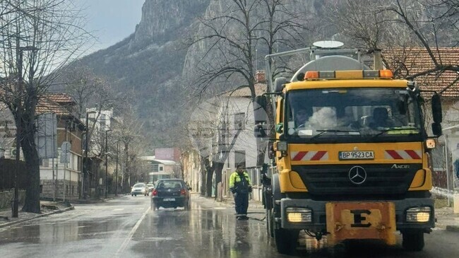 Във Враца започна пролетното измиване на улиците 