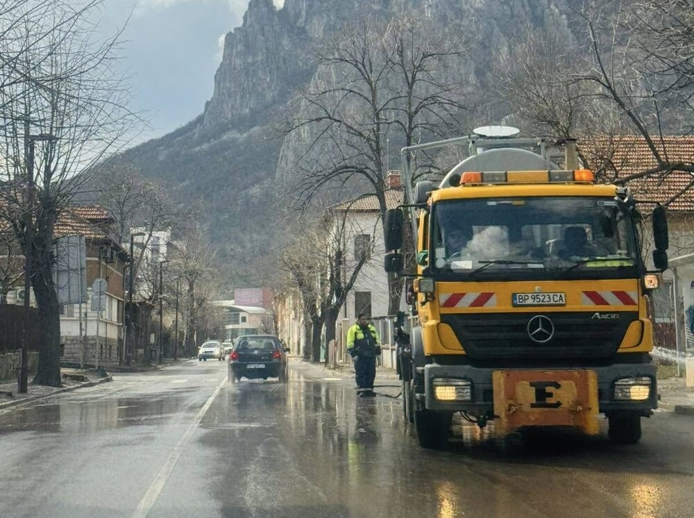Във Враца започна пролетното измиване на улиците 