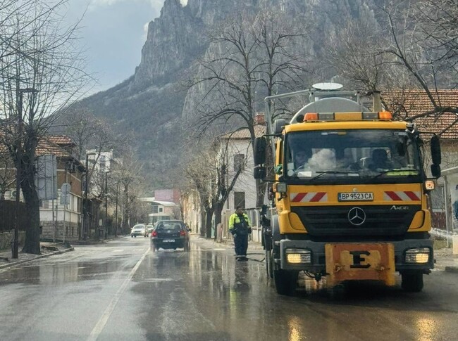 Във Враца започна пролетното измиване на улиците 