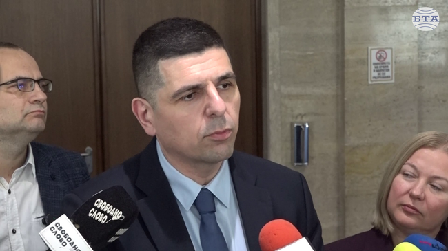 Бойкотът на бившите управляващи на удължителния бюджет създава огромен риск за превъоръжаването на Българската армия, заяви Ивайло Мирчев