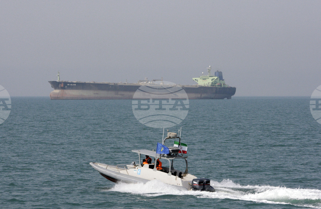 Иранска телевизия съобщи за ударен кораб в Ормузкия проток