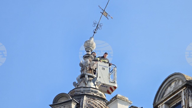 Демонтираха декоративния ветропоказател от емблематична сграда на площад „Бдинци“ във Видин за ремонт