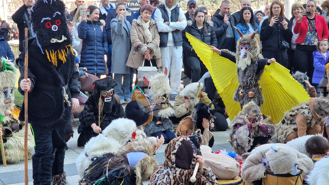 Малки кукери гониха злото в Монтана 