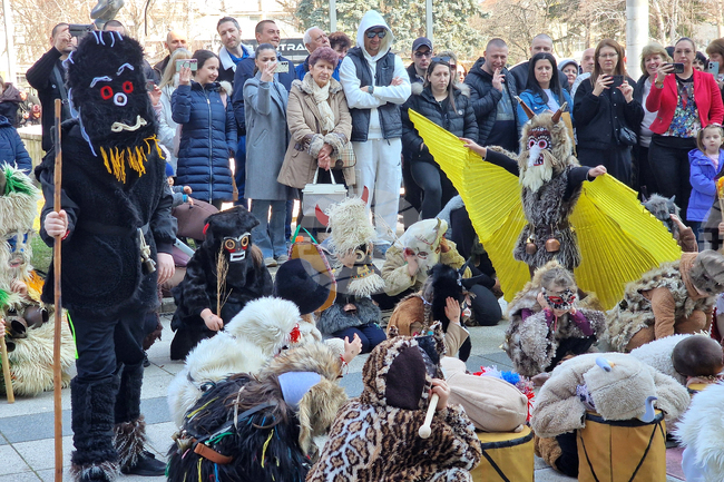 Малки кукери гониха злото в Монтана 