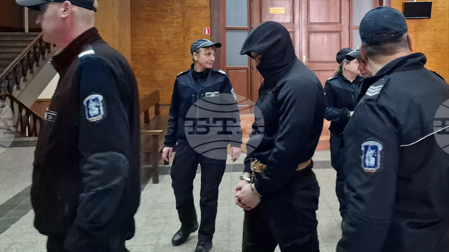 Окръжният съд в Стара Загора отново даде ход на делото срещу двамата полицаи от Казанлък, обвинени в умишлено убийство, и ги остави в ареста
