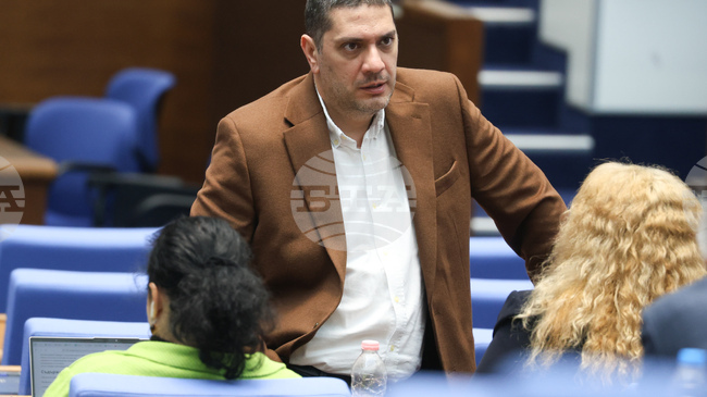 Явно ситуацията с кабинета "Гюров" е потресаваща, щом играят "ядрената карта“, написа председателят на комисията по отбрана относно искане за КСНС