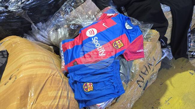 Повече от 6800 фалшиви стоки задържаха митничари край Русе при проверка на два автобуса