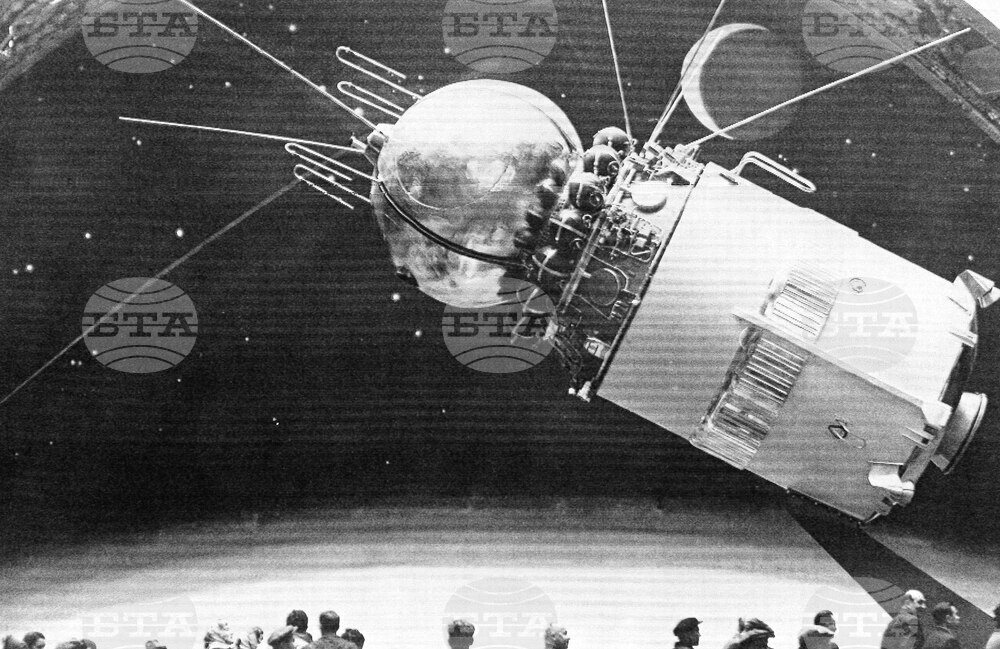 На 9 март 1961 г. кучето Чернушка успешно се завръща на Земята на борда на „Восток“