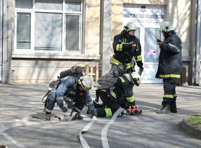 Двама души са пострадали при пожари през изминалото денонощие у нас