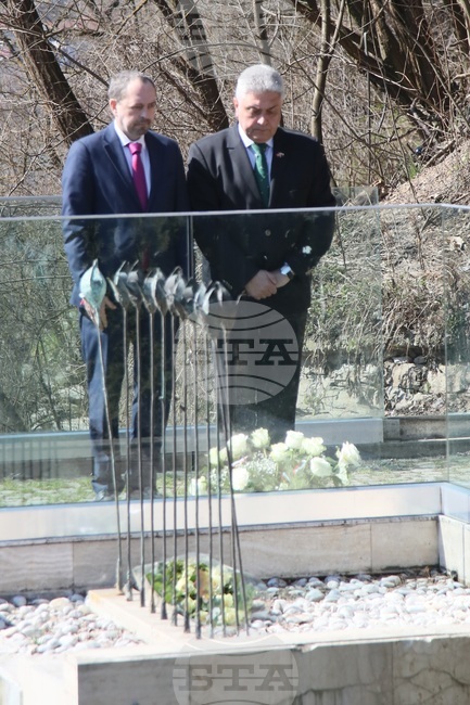 Българските посланици в Белград и Подгорица почетоха паметта на 12-те деца, загинали в р. Лим преди 22 години 