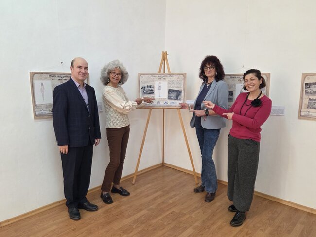 ОА Русе: Изложба, посветена на модата през миналия век в Русе, бе представена в румънския град Гюргево