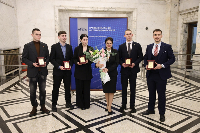 Председателят на Комисията за прякото участие на гражданите, жалбите и взаимодействието с гражданското общество Росица Кирова награди в НС представители на „Младежки гвардейски отряди“ за активна гражданска позиция