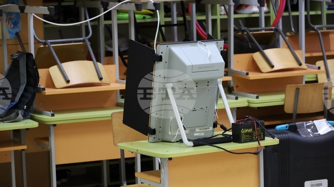 Пет машини за гласуване в област Бургас са спрени заради технически неизправности