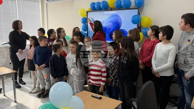В основно училище „Д-р Петър Берон“ в котленското село Филаретово бе открита STEM стая по кибер-физика