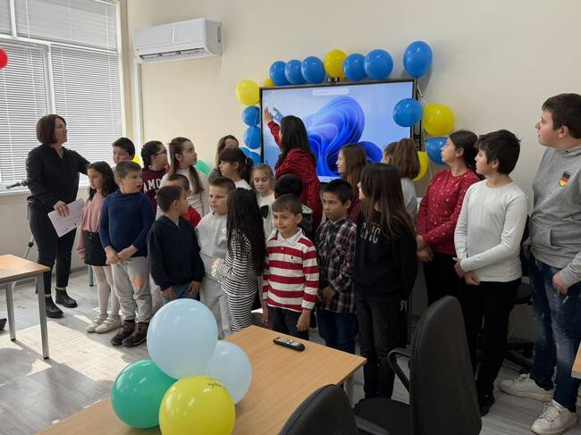 В основно училище „Д-р Петър Берон“ в котленското село Филаретово бе открита STEM стая по кибер-физика