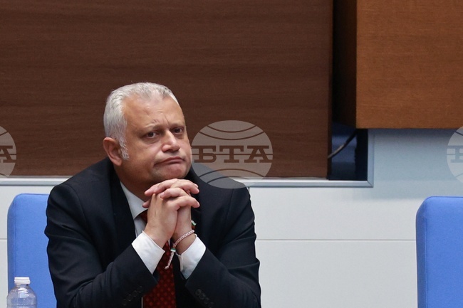 От МВР не са предприемали действия за сваляне на сатиричната фейсбук страница „Копейкин”, съобщи служебният министър Емил Дечев