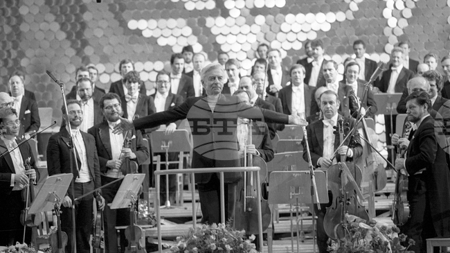 Херберт фон Караян дирижира Симфоничния оркестър на Виенската филхармония в НДК на 8 март 1983 г.