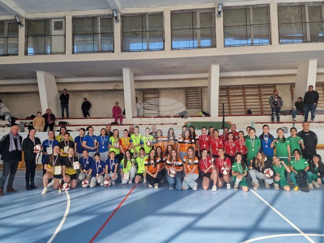 Момичетата от Езерче и девойките от Математическата гимназия победиха в турнира по мини футбол в Разград по повод 8 март