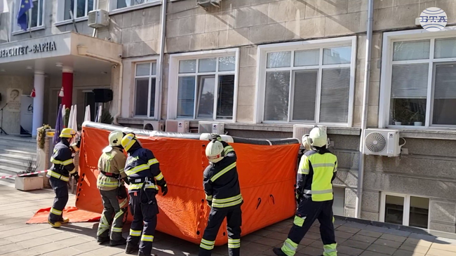По време на учение в Медицинския университет във Варна евакуираха хора от високи етажи чрез спасителен дюшек и алпийски способ