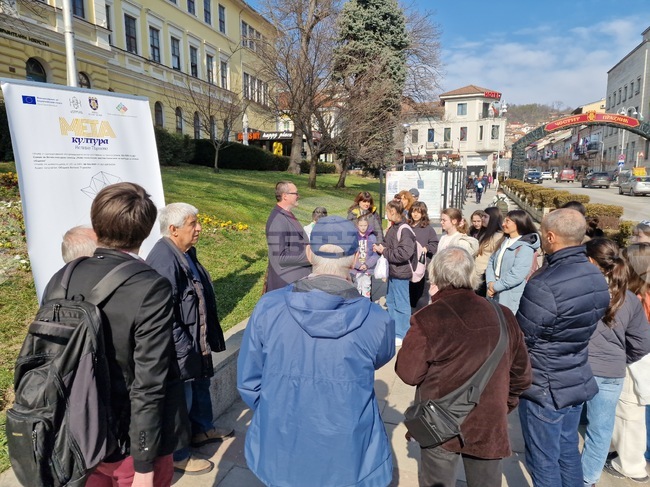 Изложба във Велико Търново събра фрагменти от литературни произведения и илюстрации на утвърдени творци и ученици
