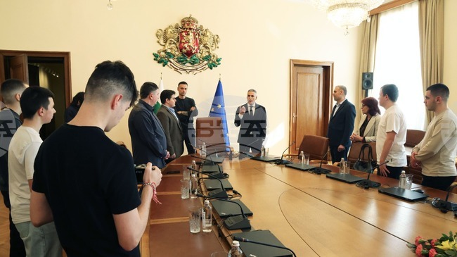 Премиерът Андрей Гюров и Димитър Бербатов обсъдиха с ученици от Бургас проблемите на младите и идеите им за промени