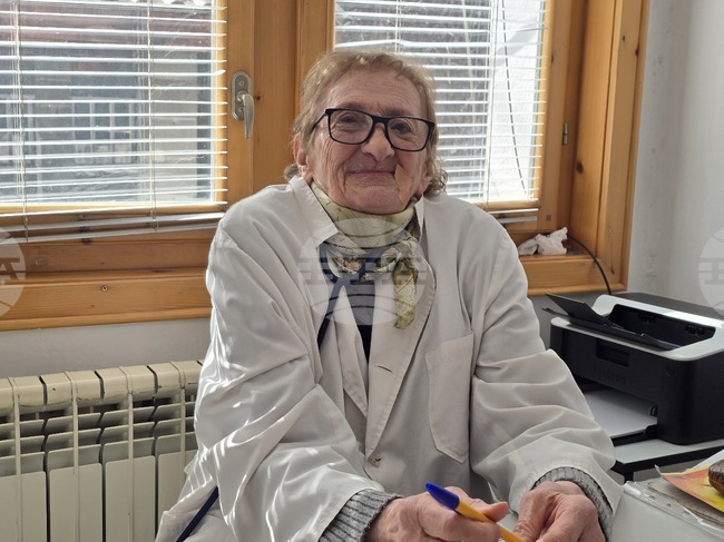 Осемдесет и осем годишна лекарка се грижи денонощно за 2000 пациенти в тетевенското село Глогово